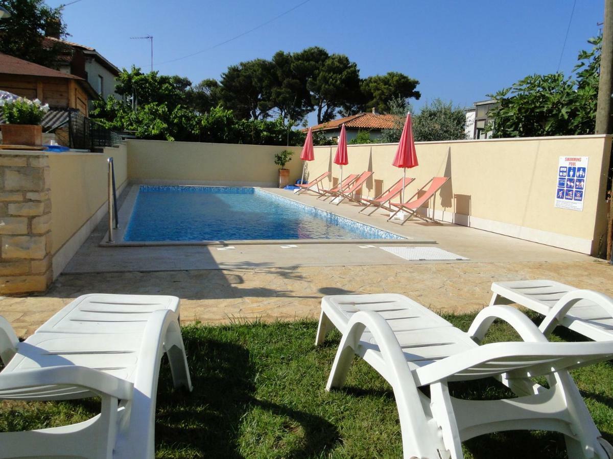 Apartment Pino Umag Exterior photo